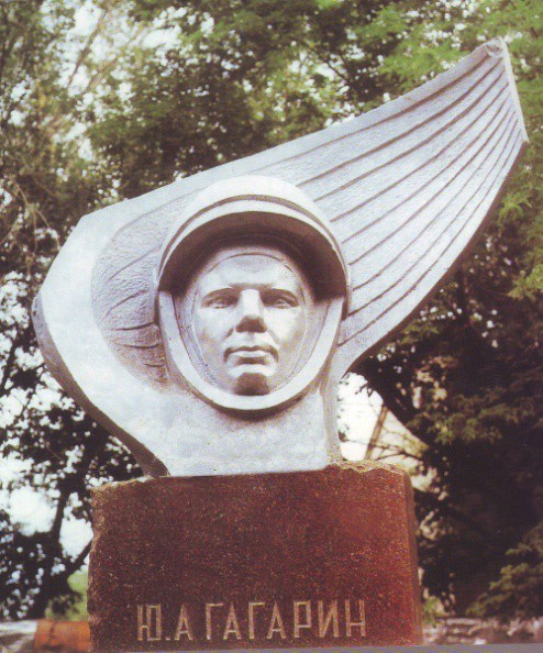 Школа 64 оренбург. Памятник Гагарина Оренбург. Бюст Гагарина. Школа Гагарина в Оренбурге.